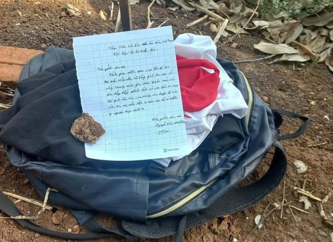 Bức thư nam sinh lớp 7 để lại bên bờ hồ rồi bỏ đi chơi game. (Ảnh lan truyền trên mạng xã hội) Bức thư nam sinh lớp 7 để lại bên bờ hồ rồi bỏ đi chơi game. (Ảnh lan truyền trên mạng xã hội)
