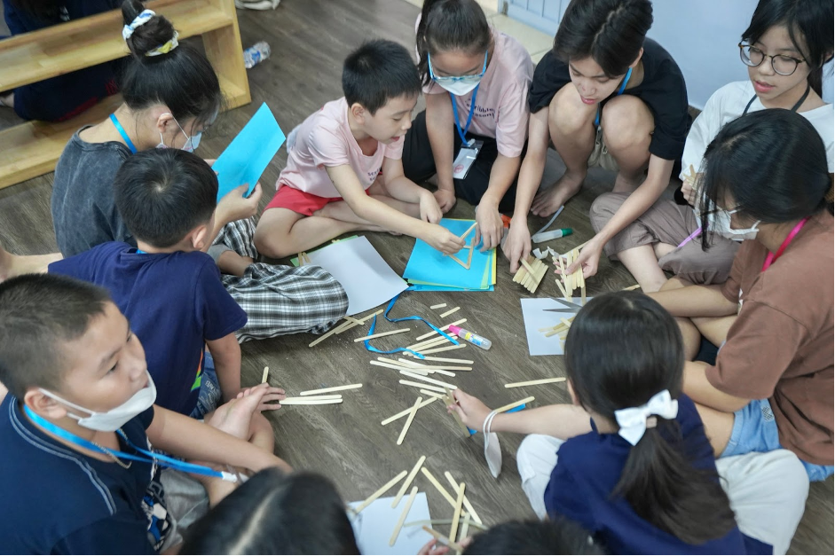 Mọi người cùng nhau làm đồ thủ công. Mọi người cùng nhau làm đồ thủ công.