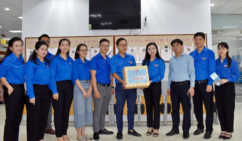 Đồng chí Nguyễn Phạm Duy Trang tặng quà đội hình thanh niên tình nguyện hỗ trợ người dân thực hiện dịch vụ công trực tuyến, giải quyết thủ tục hành chính.