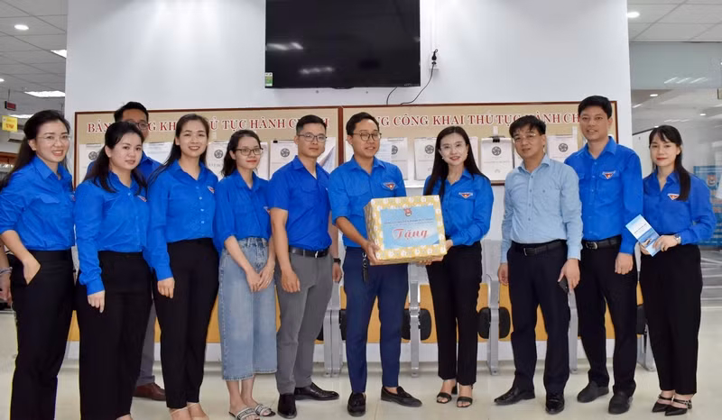 Đồng chí Nguyễn Phạm Duy Trang tặng quà đội hình thanh niên tình nguyện hỗ trợ người dân thực hiện dịch vụ công trực tuyến, giải quyết thủ tục hành chính. Đồng chí Nguyễn Phạm Duy Trang tặng quà đội hình thanh niên tình nguyện hỗ trợ người dân thực hiện dịch vụ công trực tuyến, giải quyết thủ tục hành chính.