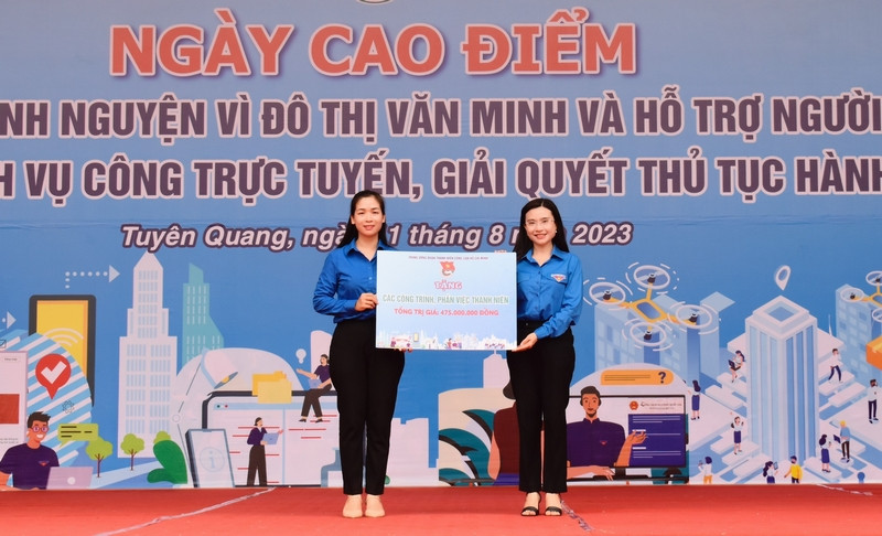 Đồng chí Nguyễn Phạm Duy Trang trao biểu trưng hỗ trợ cho Tỉnh đoàn Tuyên Quang.