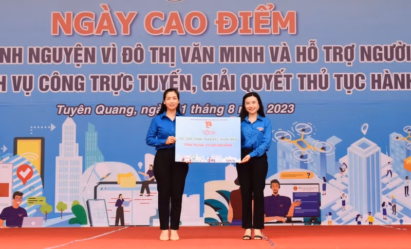 Đồng chí Nguyễn Phạm Duy Trang trao biểu trưng hỗ trợ cho Tỉnh đoàn Tuyên Quang. Đồng chí Nguyễn Phạm Duy Trang trao biểu trưng hỗ trợ cho Tỉnh đoàn Tuyên Quang.