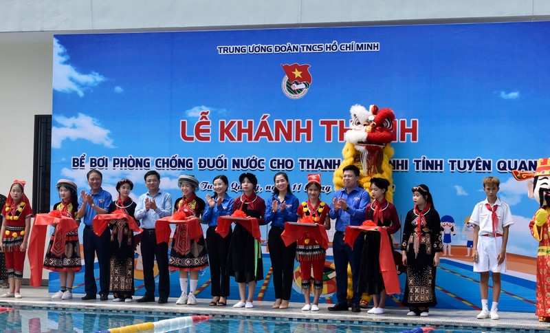 Các đại biểu tham dự khánh thành công trình bể bơi cho các em Thiếu nhi tỉnh Tuyên Quang.