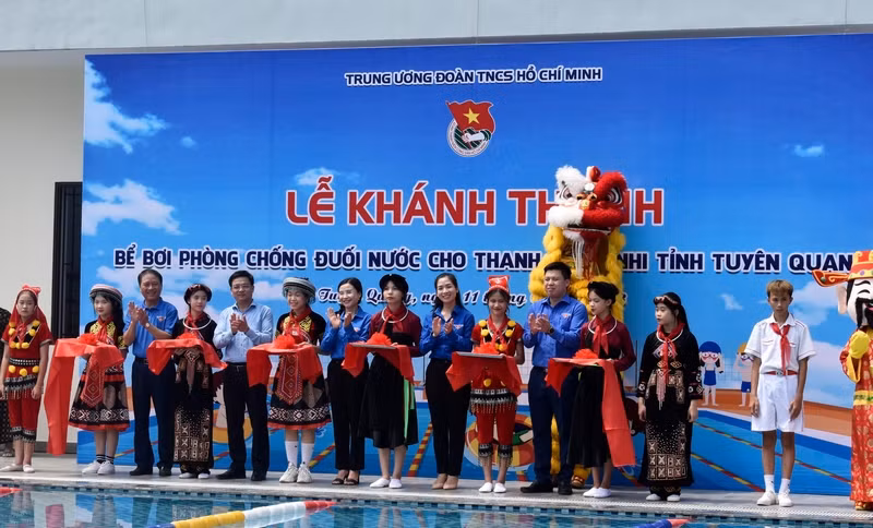 Các đại biểu tham dự khánh thành công trình bể bơi cho các em Thiếu nhi tỉnh Tuyên Quang. Các đại biểu tham dự khánh thành công trình bể bơi cho các em Thiếu nhi tỉnh Tuyên Quang.