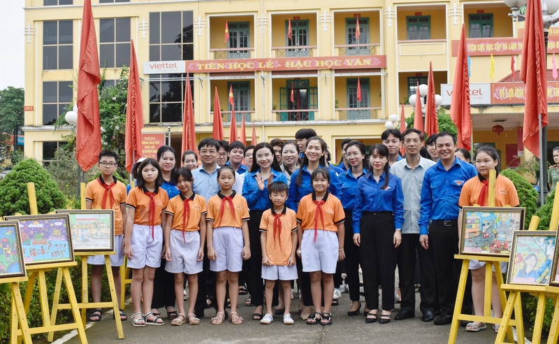 Trưng bày tranh vẽ của thiếu nhi với chủ đề “Đô thị văn minh”.