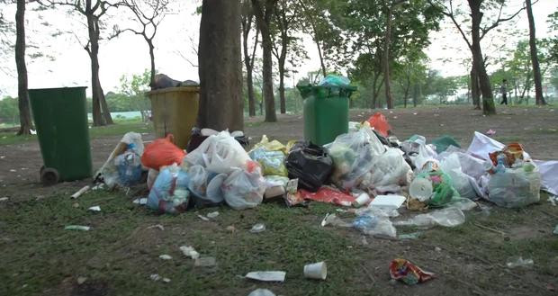 Công viên Yên Sở ngập trong rác thải sau ngày nghỉ lễ. (Ảnh: Tài Bùi Đình) Công viên Yên Sở ngập trong rác thải sau ngày nghỉ lễ. (Ảnh: Tài Bùi Đình)