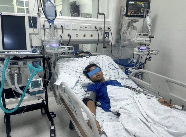 Bệnh nhi nhập viện sau 1giờ ăn thuốc diệt chuột. (Ảnh: Bệnh viện cung cấp cho báo chí)