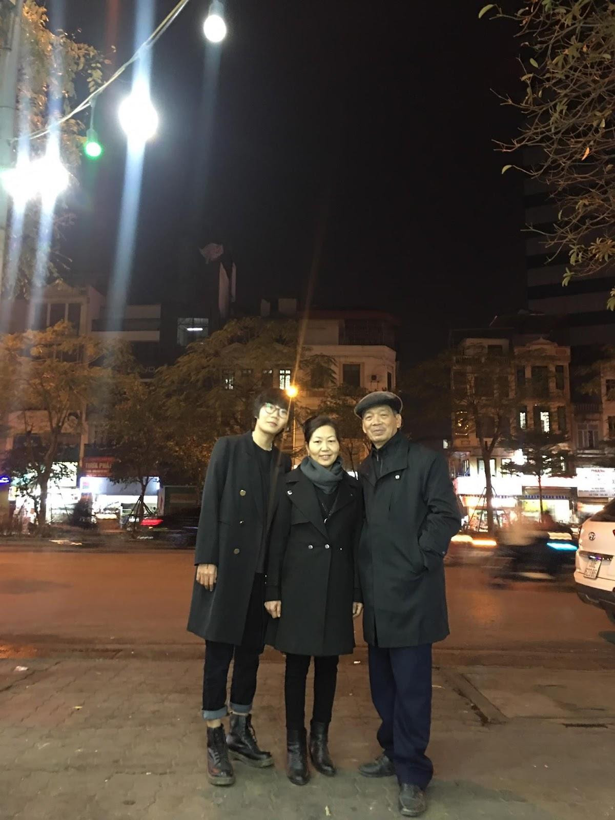 Nữ admin trẻ, tài năng chụp hình cùng bố mẹ. Cô nàng hi vọng gia đình, họ hàng có thể hiểu hơn về công việc và đam mê của bản thân.