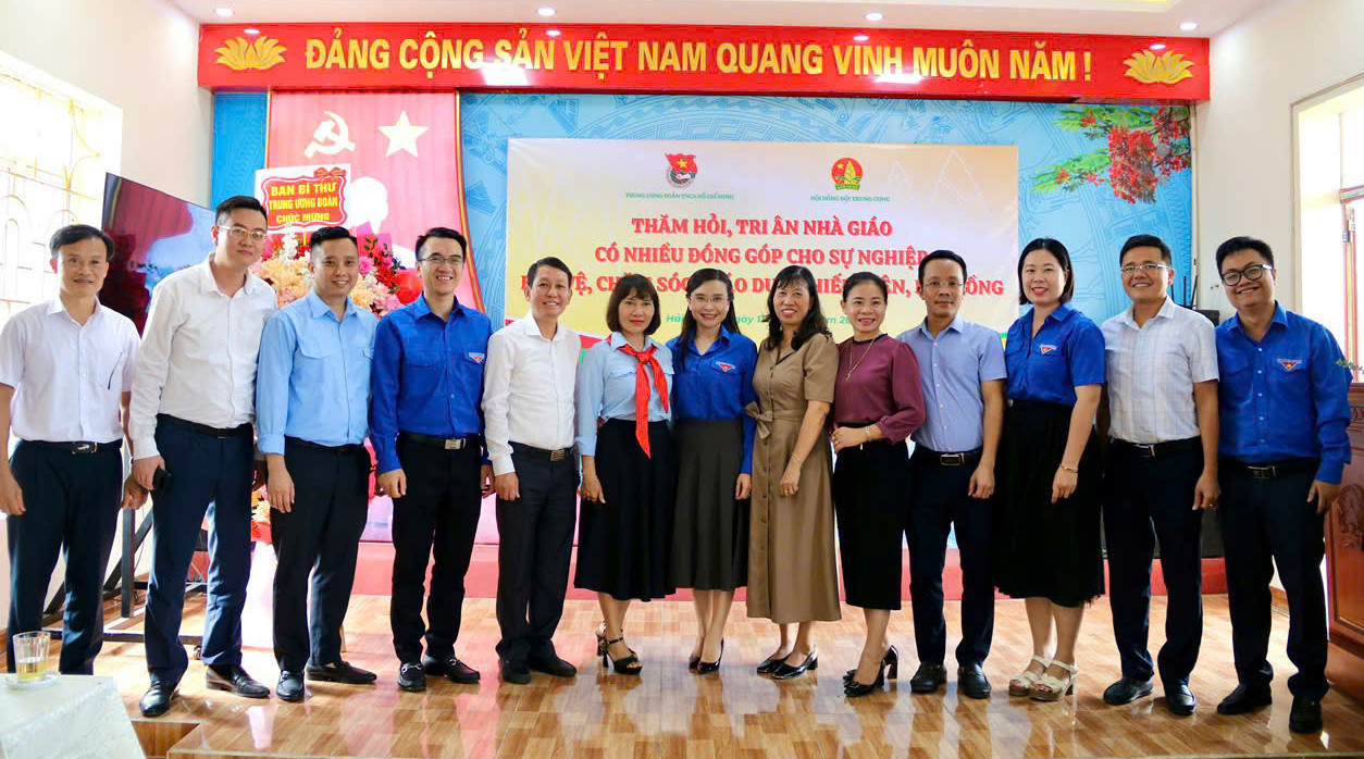 Các đại biểu chụp ảnh lưu niệm tại chương trình. Các đại biểu chụp ảnh lưu niệm tại chương trình.