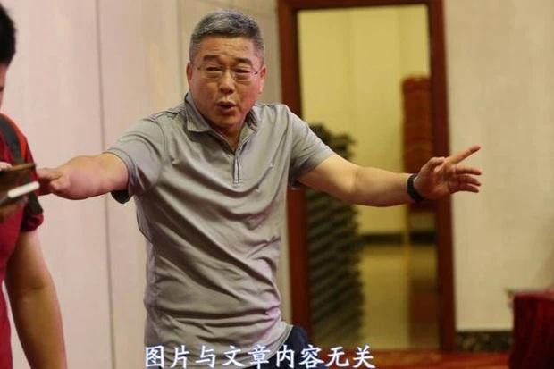 Ông Liu Jianhong - nhân vật nổi tiếng trong giới truyền thông Trung Quốc cáo buộc một số cầu thủ dùng thẻ ngân hàng để mua suất lên Đội tuyển Quốc gia. Ông Liu Jianhong - nhân vật nổi tiếng trong giới truyền thông Trung Quốc cáo buộc một số cầu thủ dùng thẻ ngân hàng để mua suất lên Đội tuyển Quốc gia.