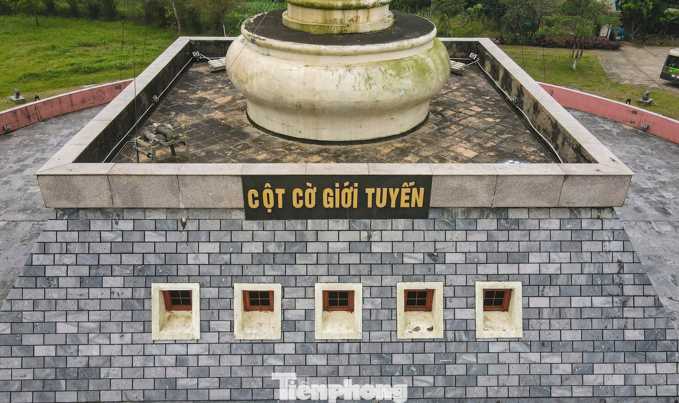 Chuyện thú vị xoay quanh cột cờ bên bến Hiền Lương, nơi diễn ra Lễ Thượng cờ Tiền Phong Marathon 2025.