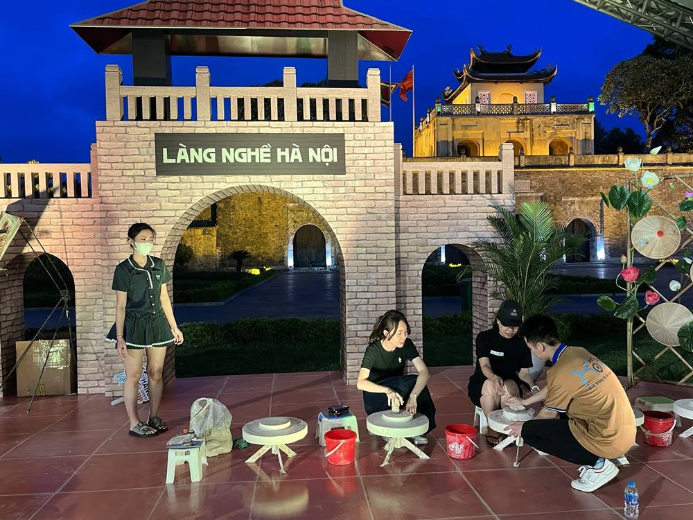 Ngoài ra, các gian hàng còn bán đủ loại đặc sản địa phương cho du khách thỏa sức mua sắm.