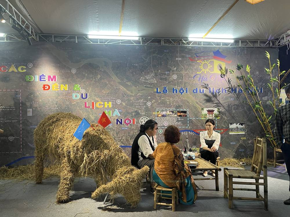 Ngoài ra, các gian hàng còn bán đủ loại đặc sản địa phương cho du khách thỏa sức mua sắm.