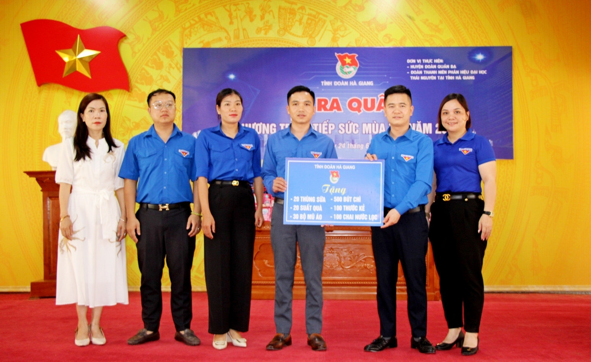 Trao tặng các vật phẩm thiết yếu cho đội hình tiếp sức mùa thi của huyện Quản Bạ.