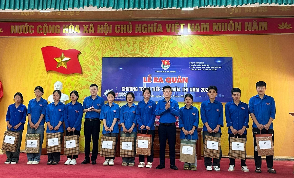 Trao tặng học bổng cho học sinh lớp 12 có hoàn cảnh khó khăn, vươn lên trong học tập của huyện Quản Bạ.