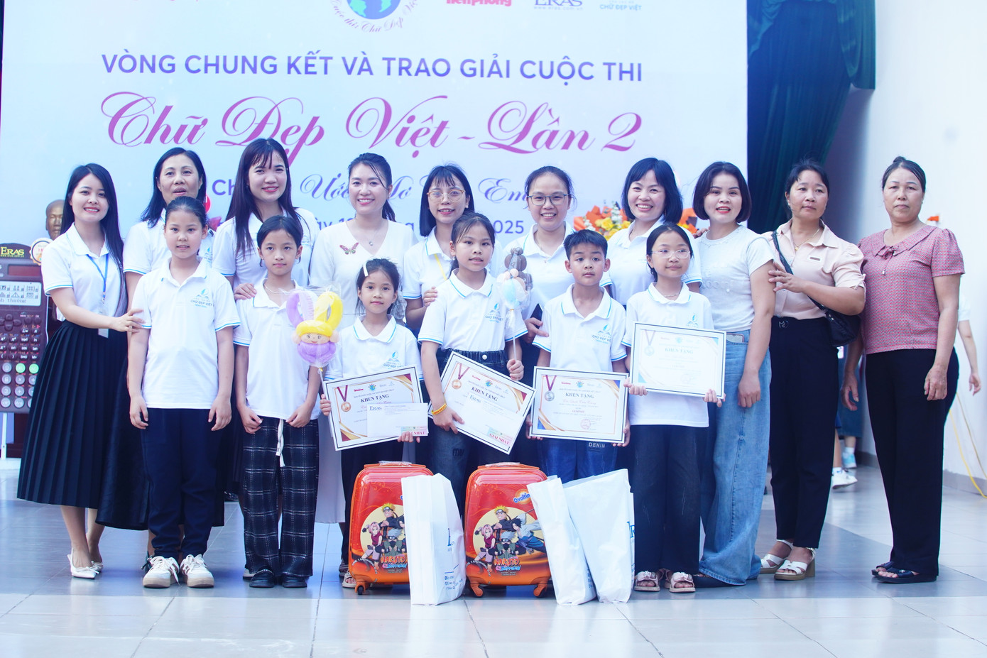 "Cơn mưa giải thưởng" được trao tặng tại cuộc thi Chữ đẹp Việt - lần 2. "Cơn mưa giải thưởng" được trao tặng tại cuộc thi Chữ đẹp Việt - lần 2.