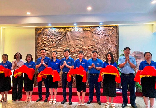 Các đại biểu cùng cắt băng khánh thành công trình.