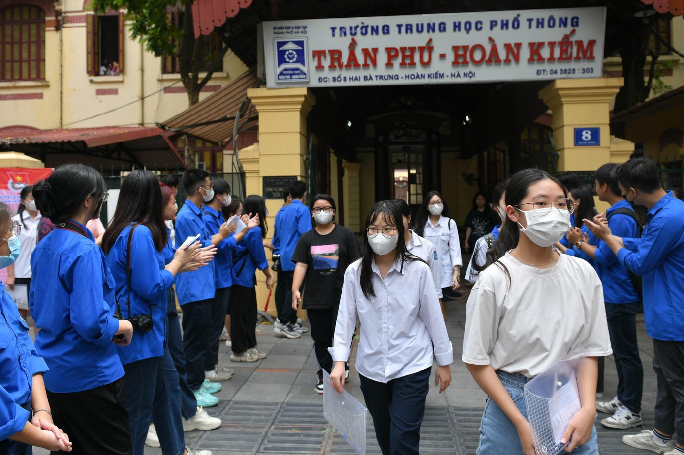 Thí sinh Hà Nội làm thủ tục thi vào lớp 10 tại điểm thi trường THPT Trần Phú - Hoàn Kiếm. Thí sinh Hà Nội làm thủ tục thi vào lớp 10 tại điểm thi trường THPT Trần Phú - Hoàn Kiếm.