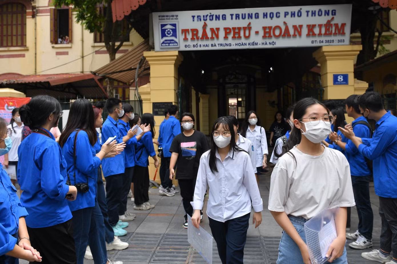 Thí sinh Hà Nội làm thủ tục thi vào lớp 10 tại điểm thi trường THPT Trần Phú - Hoàn Kiếm.