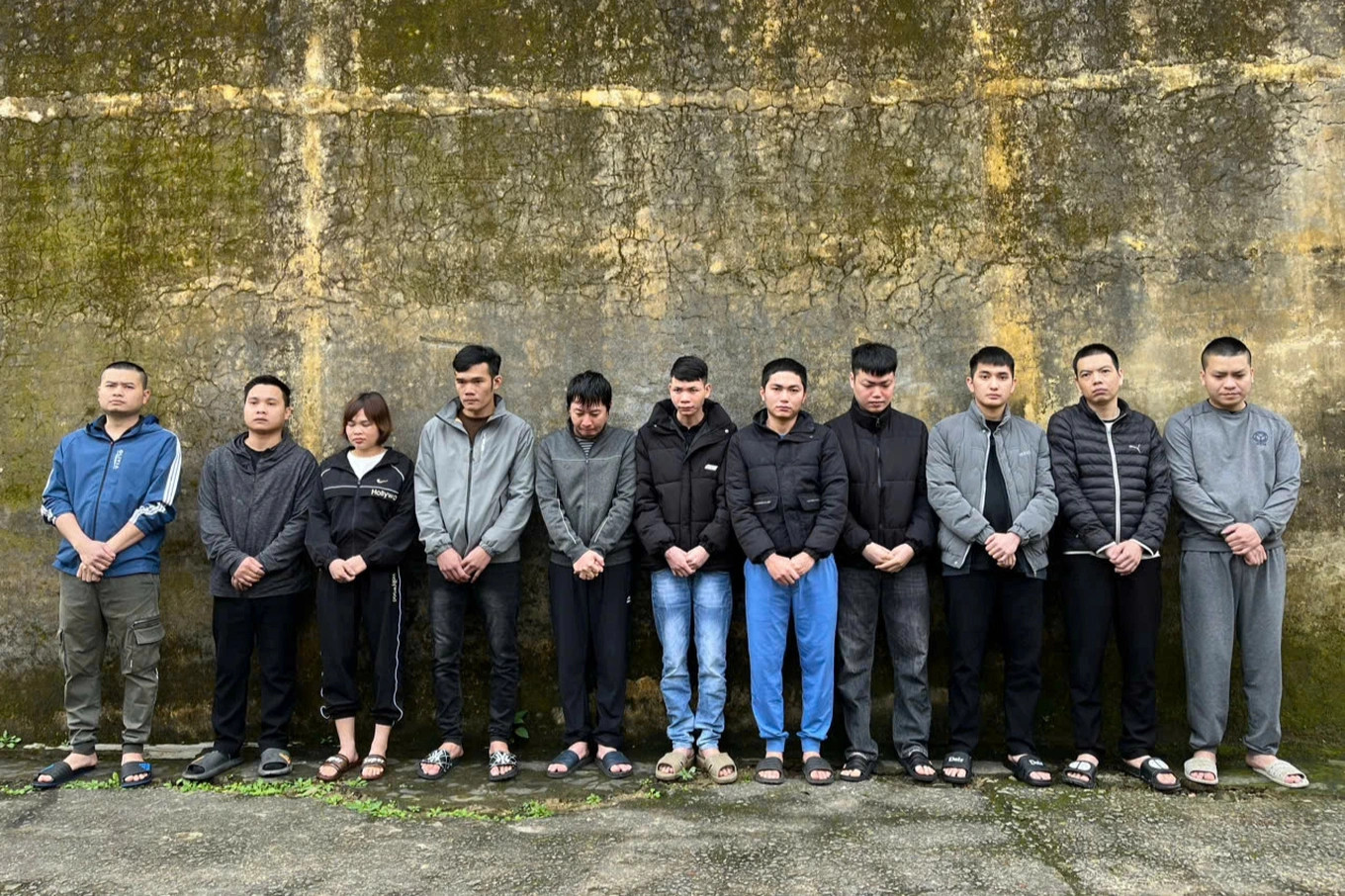 Nhóm đối tượng nhân viên, trong vai các &quot;doanh nhân thành đạt&quot; trực tiếp lừa đảo nạn nhân. (Ảnh: Công an Hà Tĩnh)