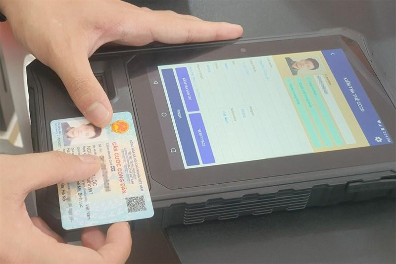 Thiết bị đọc CCCD gắn chip được sử dụng để kiểm tra thông tin. Thiết bị đọc CCCD gắn chip được sử dụng để kiểm tra thông tin.