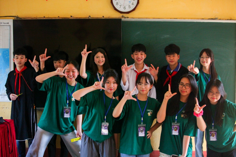 Các bạn trẻ thuộc BTC Libreria Project tại trường Phổ thông Dân Tộc nội trú THCS (huyện Yên Bình, tỉnh Yên Bái).