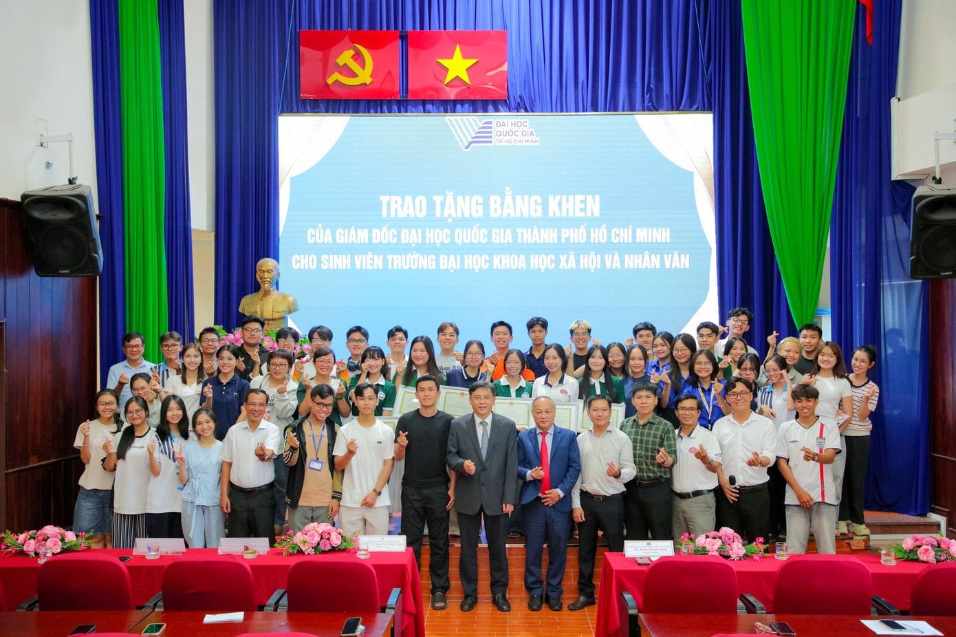 GS.TS Nguyễn Minh Tâm chụp hình lưu niệm với sinh viên. GS.TS Nguyễn Minh Tâm chụp hình lưu niệm với sinh viên.