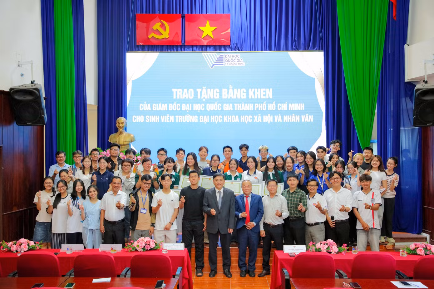 GS.TS Nguyễn Minh Tâm chụp hình lưu niệm với sinh viên.