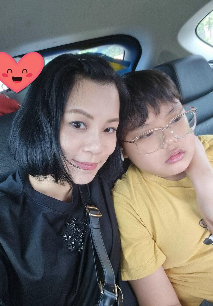 Cô Hồng Nhung và con trai. Cô Hồng Nhung và con trai.