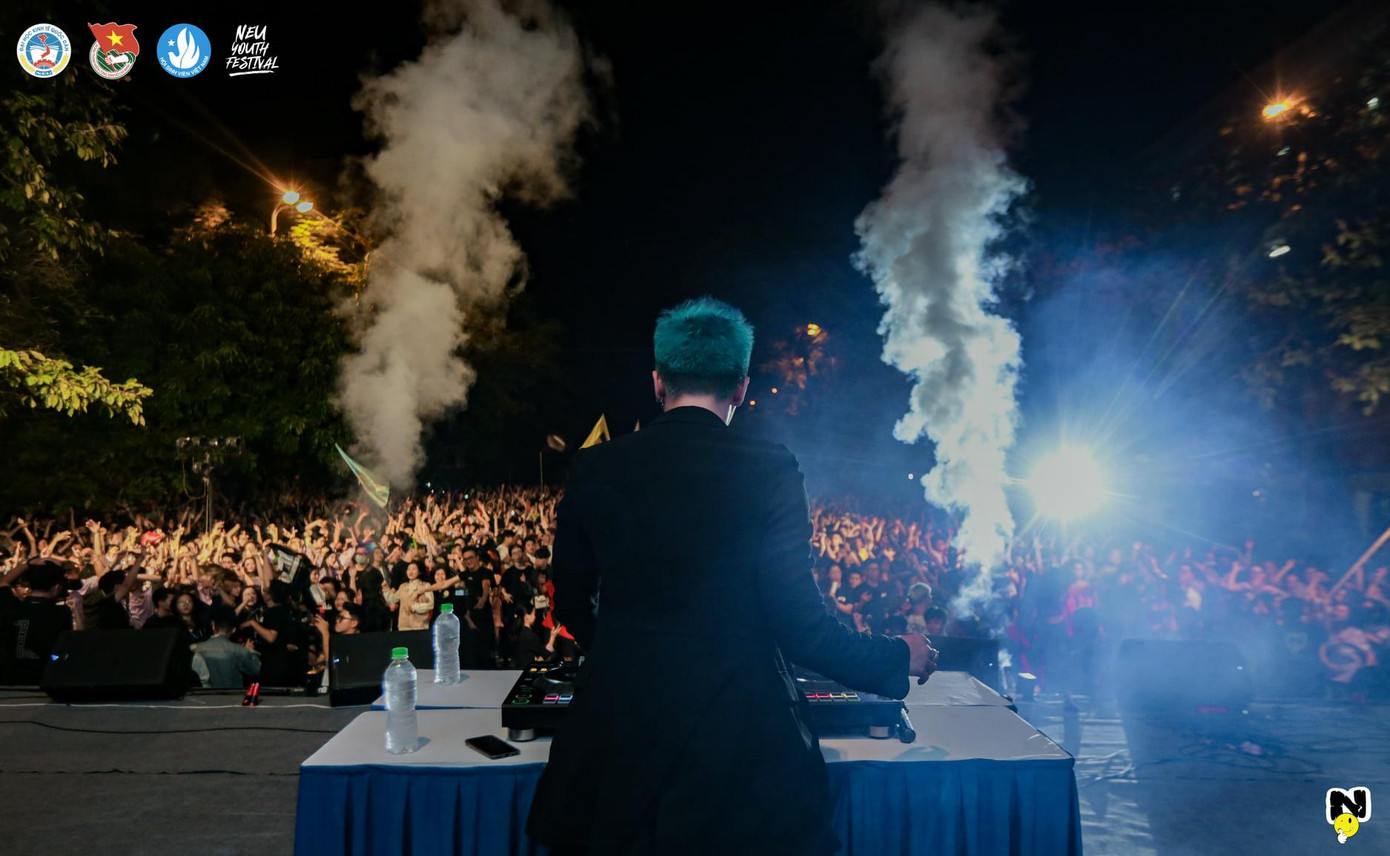 Bầu không khí cực nóng cực cháy tại sân KTX trường ĐH Kinh tế Quốc dân. Bầu không khí cực nóng cực cháy tại sân KTX trường ĐH Kinh tế Quốc dân.