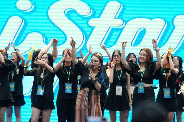 Các anh, chị thủ lĩnh thể hiện rõ bản lĩnh lãnh đạo, năng động của mình. Các anh, chị thủ lĩnh thể hiện rõ bản lĩnh lãnh đạo, năng động của mình.