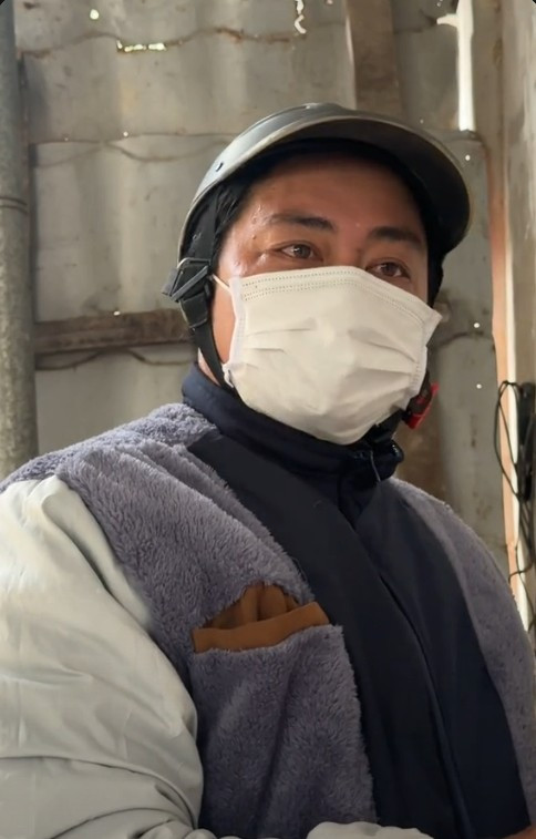 10 lần như 1, người đàn ông bí ẩn này có thể thay đổi trang phục và ngành nghề trong mỗi video nhưng riêng "mặt tiền" thì vẫn chưa chịu hé lộ.