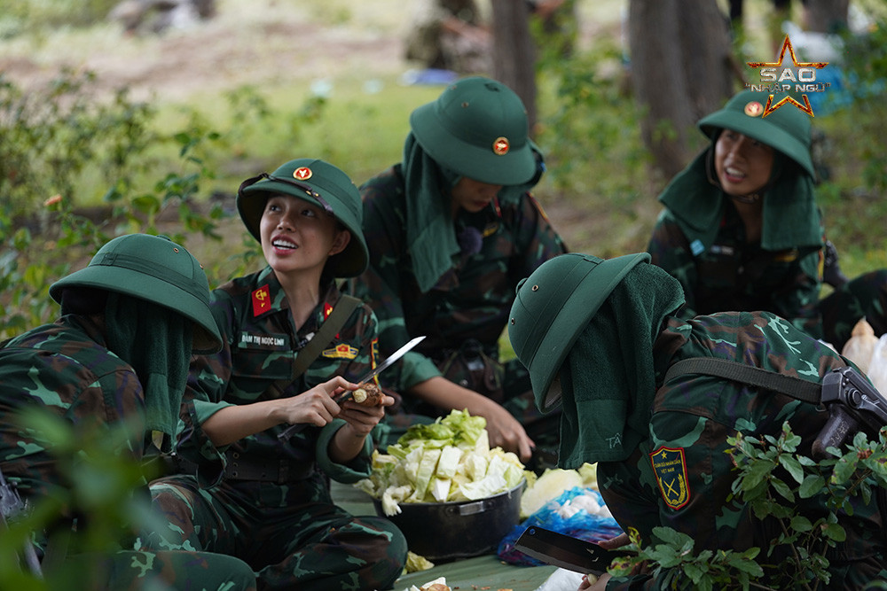 Võ Hoàng Yến, Linh Ngọc Đàm, Trang Hý hào hứng chuẩn bị lương thực, thực phẩm.