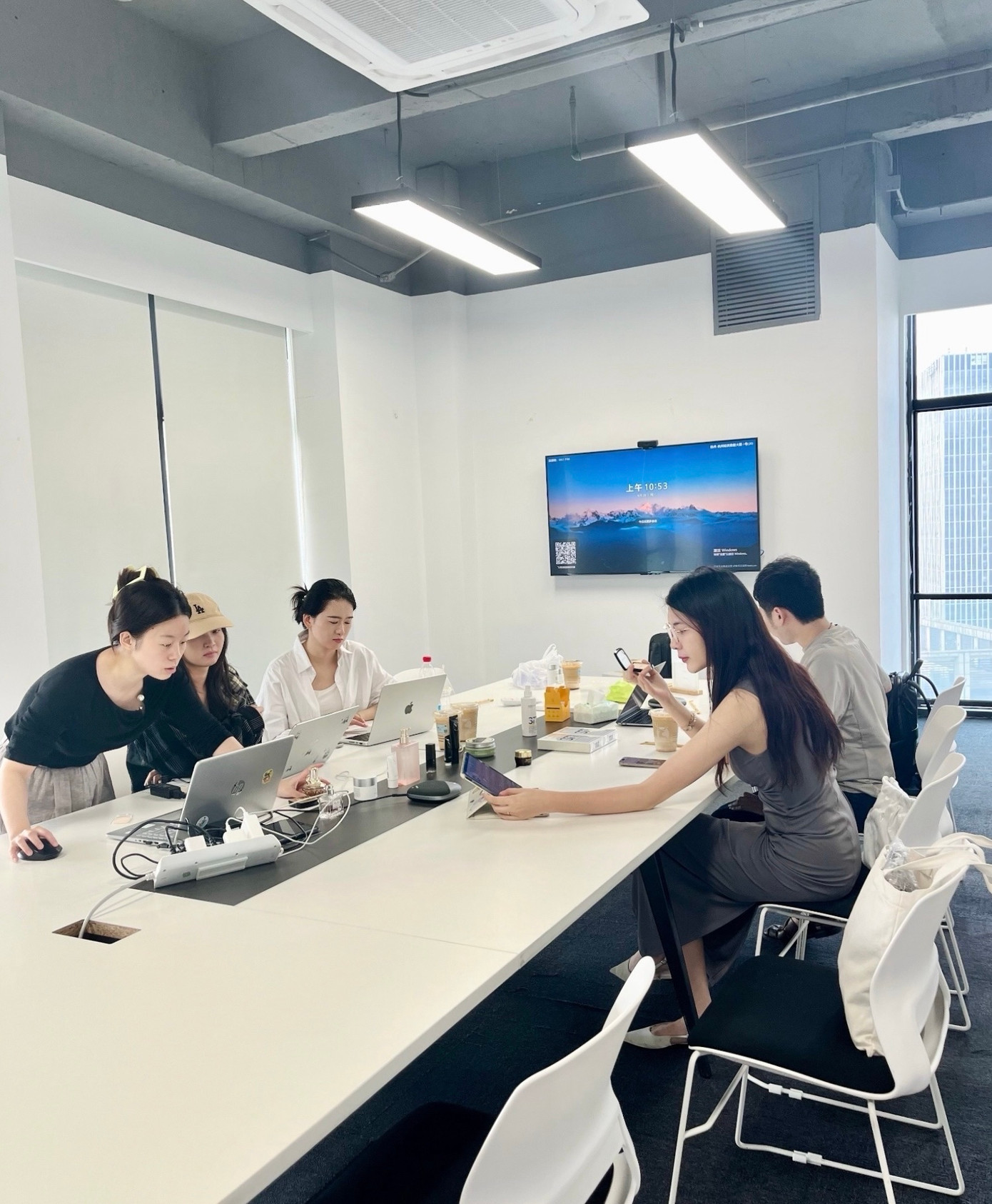 Lương Ý Như làm việc trực tiếp cùng các nhãn hàng Trung Quốc.