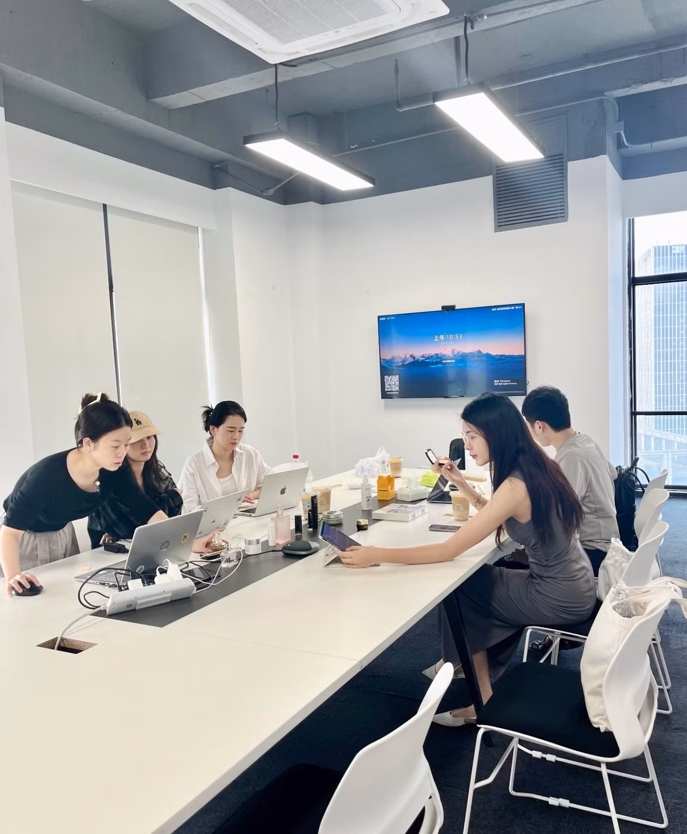Lương Ý Như làm việc trực tiếp cùng các nhãn hàng Trung Quốc. Lương Ý Như làm việc trực tiếp cùng các nhãn hàng Trung Quốc.