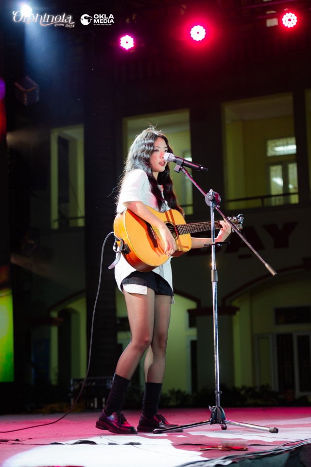 Vũ Thanh Vân biểu diễn ca khúc Em Không tại đêm sự kiện.