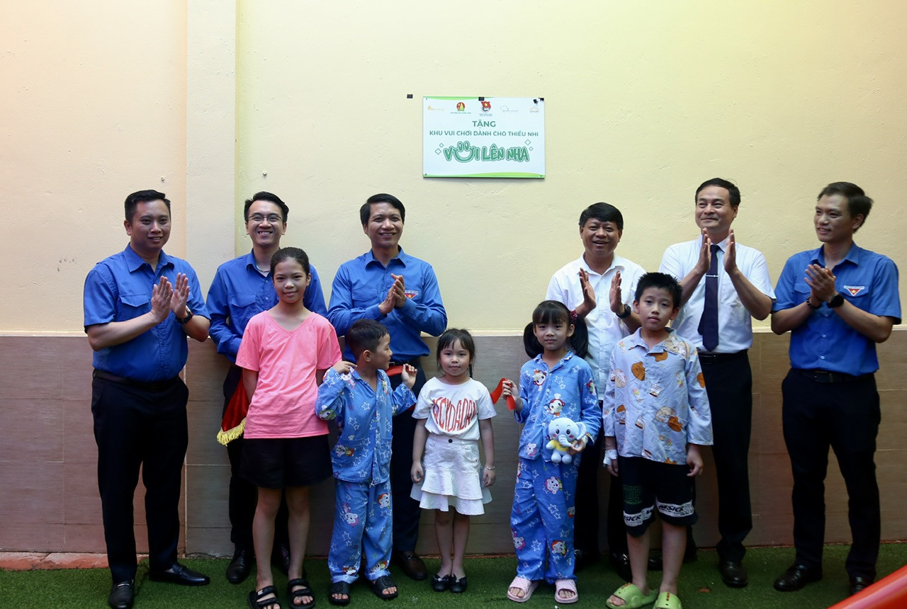 Đồng chí Nguyễn Ngọc Lương, Bí thư thường trực T.Ư Đoàn, Chủ tịch T.Ư Hội Liên hiệp thanh niên Việt Nam cùng các đại biểu trao tặng Khu vui chơi cho thiếu nhi. Đồng chí Nguyễn Ngọc Lương, Bí thư thường trực T.Ư Đoàn, Chủ tịch T.Ư Hội Liên hiệp thanh niên Việt Nam cùng các đại biểu trao tặng Khu vui chơi cho thiếu nhi.