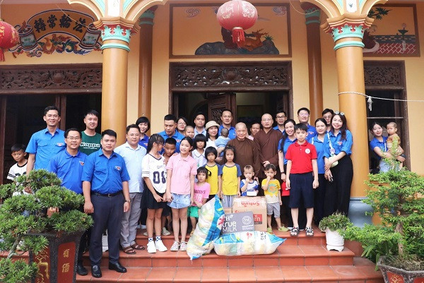 Đoàn Thanh niên các đơn vị đã đến thăm, tặng quà các em nhỏ ở Chùa Linh Ứng (huyện Hải Hậu).