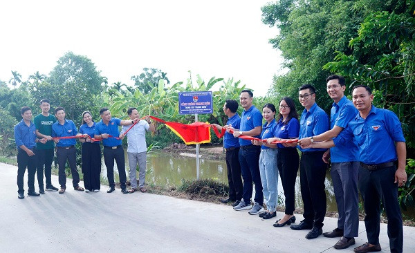 Đoàn Thanh niên các đơn vị đã khánh thành và bàn giao công trình “Hàng cây thanh niên” cho Huyện Đoàn Hải Hậu.