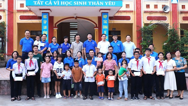 Đoàn Thanh niên các đơn vị đã tặng 15 suất quà cho các em học sinh tại xã Hải Hà, huyện Hải Hậu.
