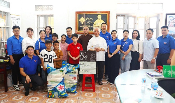 Đoàn Thanh niên các đơn vị đã đến thăm, tặng quà các em nhỏ ở tại Cô nhi viện Thánh An - Bùi Chu (huyện Xuân Trường).