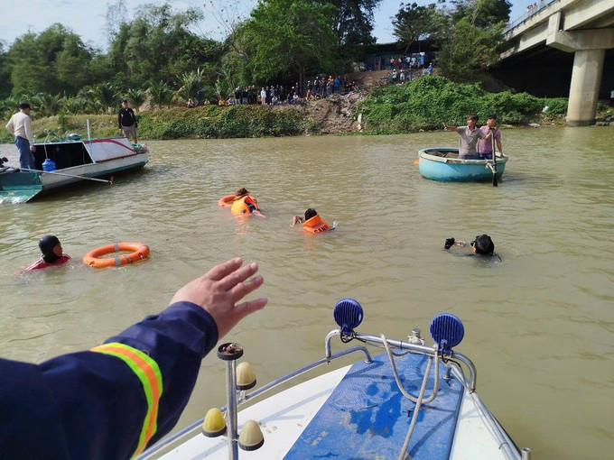 Tổ chức tìm kiếm 2 nữ sinh. (Ảnh: Công an cung cấp) Tổ chức tìm kiếm 2 nữ sinh. (Ảnh: Công an cung cấp)