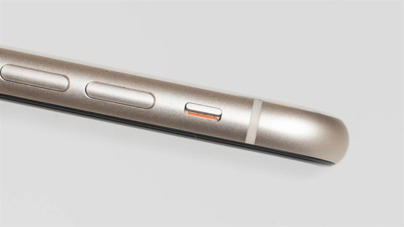 Cần gạt rung là một đặc trưng của các thế hệ iPhone từ trước đến nay. (Ảnh: How to Geek) Cần gạt rung là một đặc trưng của các thế hệ iPhone từ trước đến nay. (Ảnh: How to Geek)