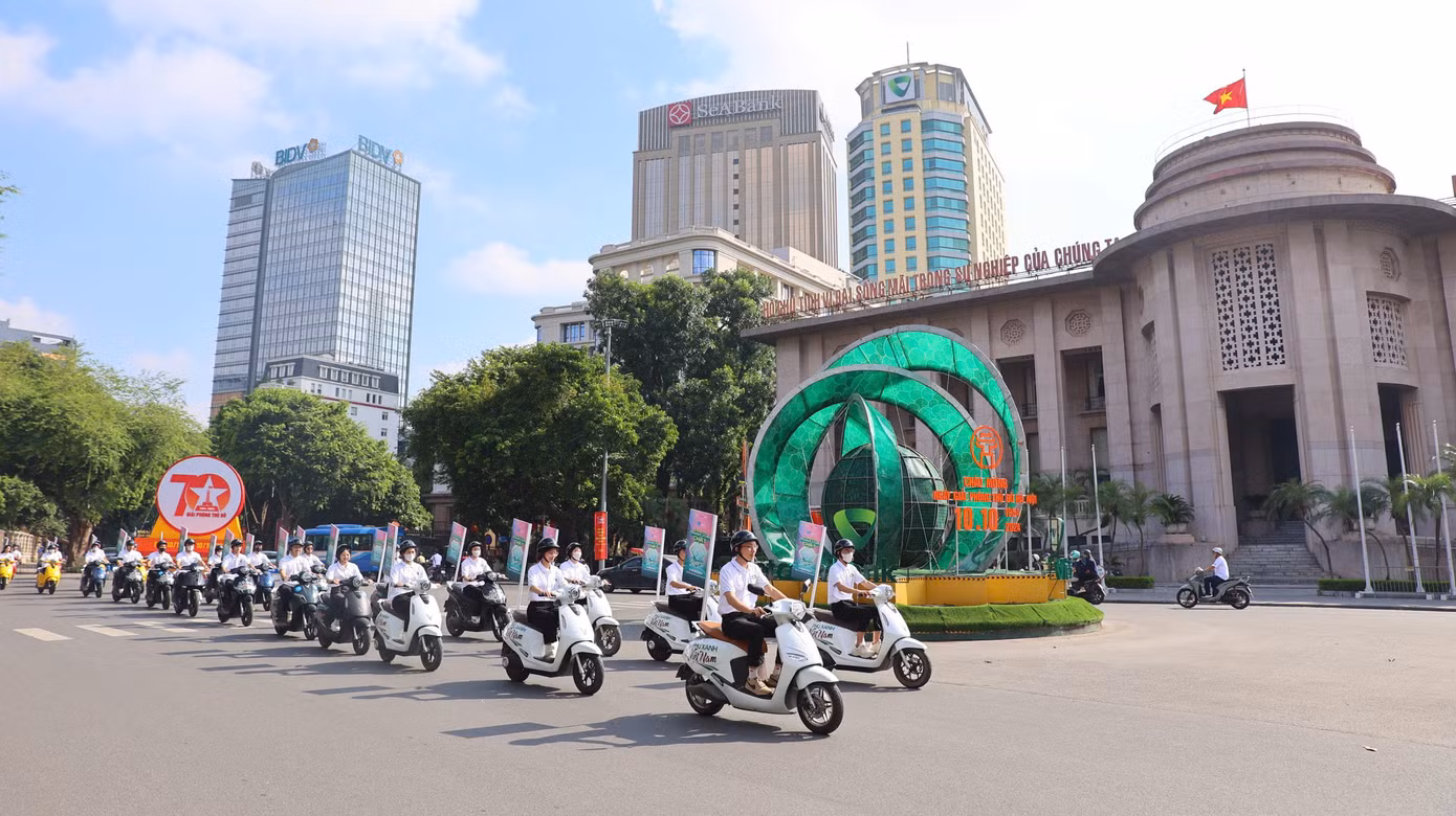 Đoàn xe đi qua Ngân hàng Nhà nước Việt Nam - đơn vị chỉ đạo chương trình Ngày Thẻ Việt Nam 2024.