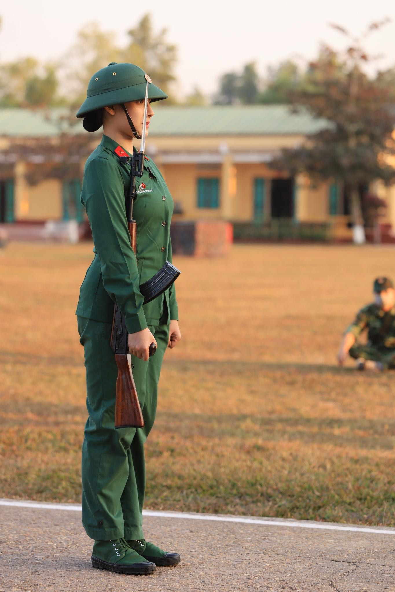 Dáng đứng thẳng và nghiêm túc khi thực hiện các động tác trong quân ngũ cũng là điểm cộng lớn của nữ ca sĩ.