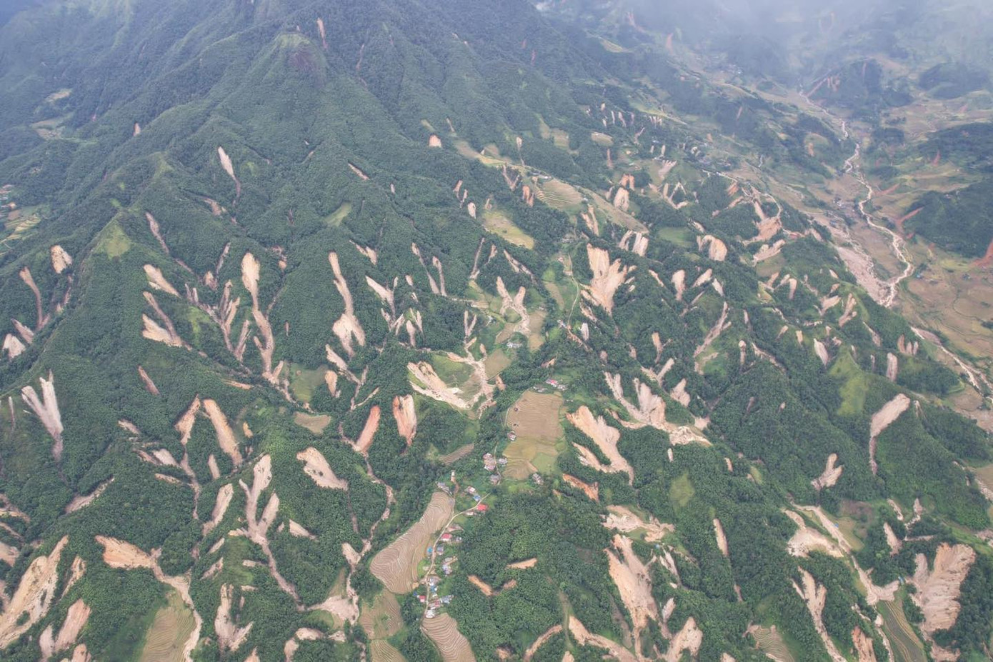 Ảnh chụp từ trên cao cho thấy các điểm sạt lở chi chít của xã Mường Hum, huyện Bát Xát, tỉnh Lào Cai. (Ảnh: Tan Trang)