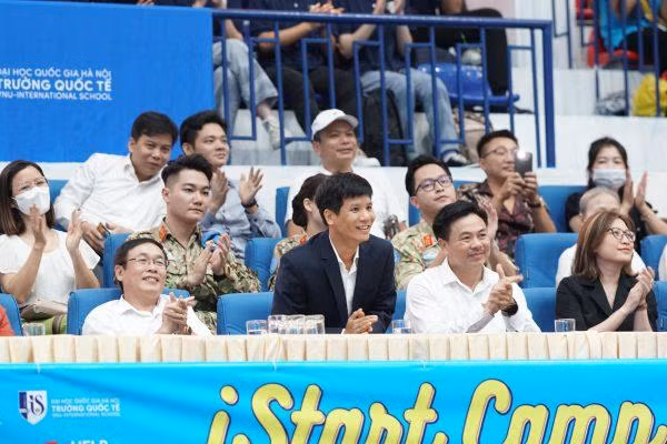 Ban Giám hiệu và các thầy, cô đến tham dự chương trình. Ban Giám hiệu và các thầy, cô đến tham dự chương trình.
