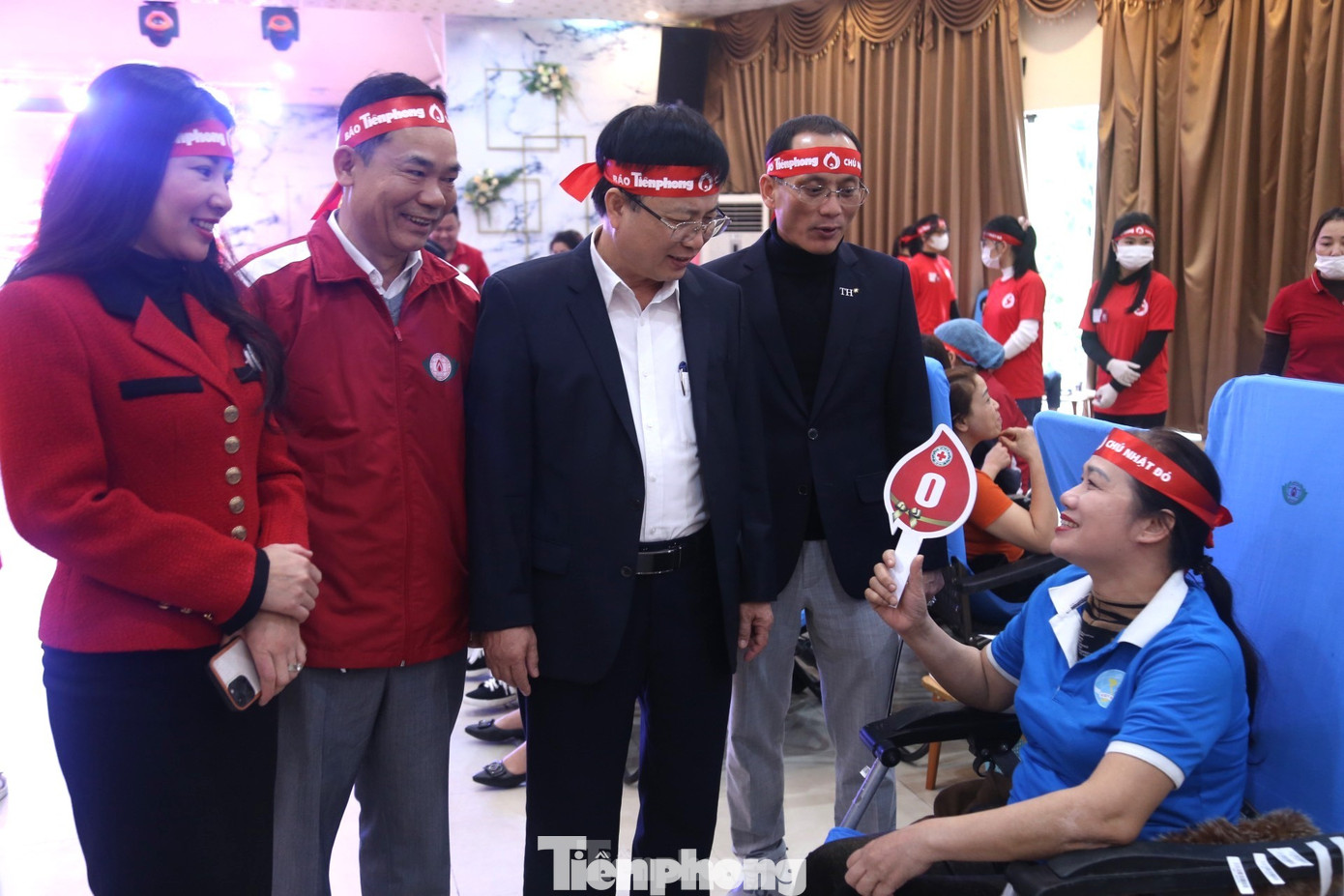 Ông Bùi Đình Long - Phó Chủ tịch UBND tỉnh Nghệ An thăm hỏi những người tham gia hiến máu.