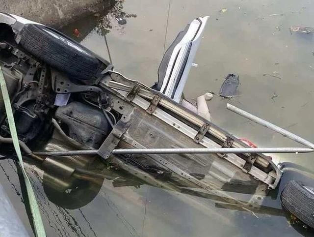 Chiếc xe ô tô tại hiện trường.