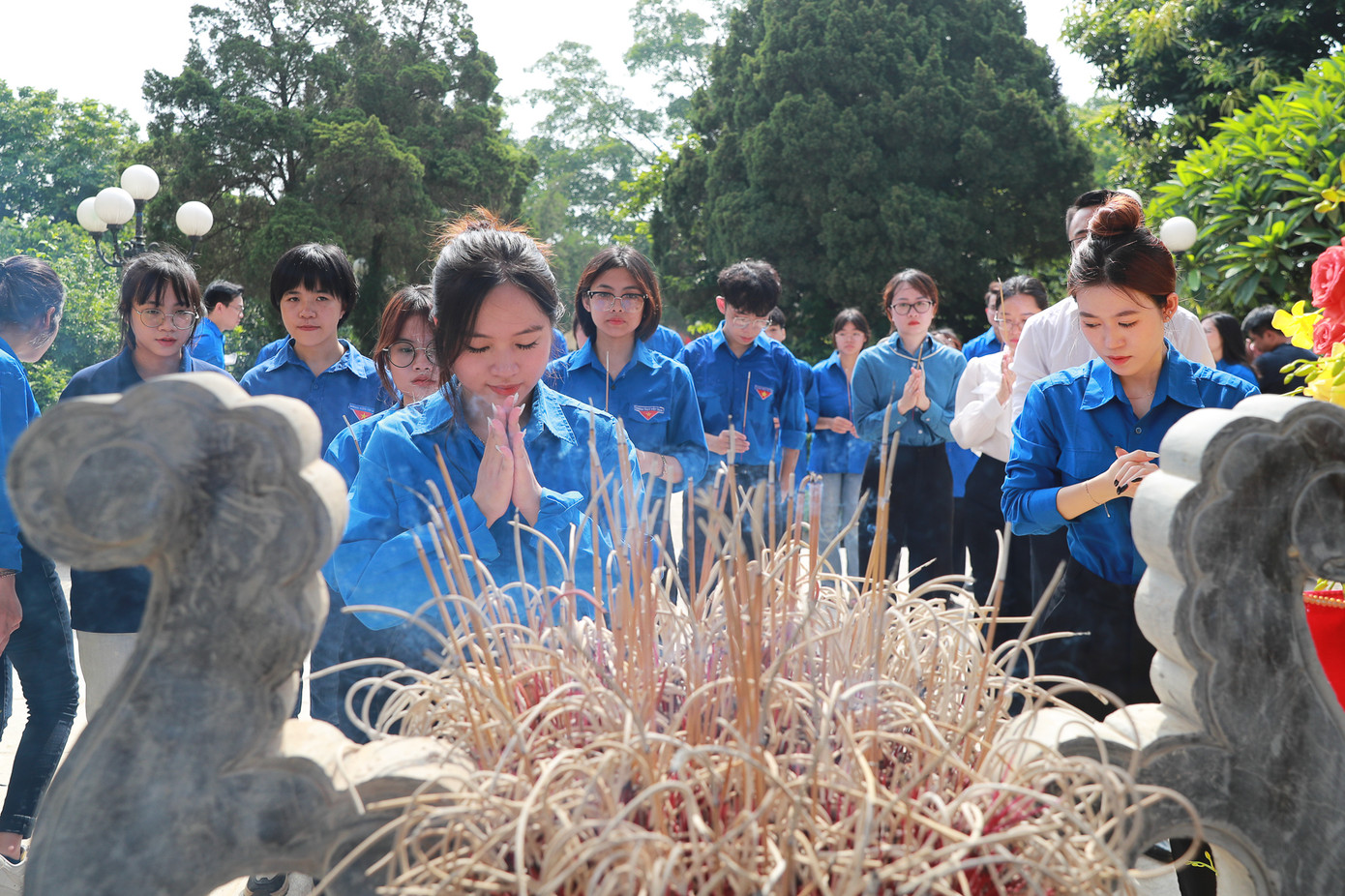 Tuổi trẻ Đại học Quốc gia Hà Nội luôn khắc ghi công ơn của các thế hệ đi trước. Tuổi trẻ Đại học Quốc gia Hà Nội luôn khắc ghi công ơn của các thế hệ đi trước.